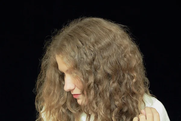 Uzun kahverengi doğa saçlı genç kadın — Stok fotoğraf