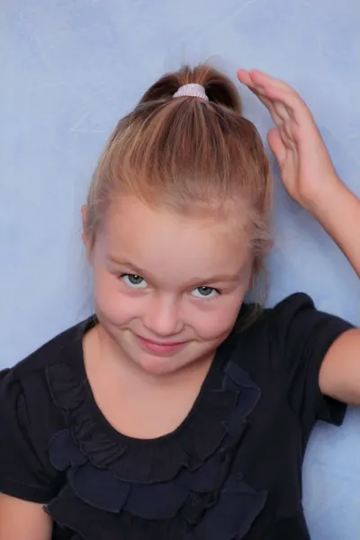 Bella ragazza con i capelli biondi e gli occhi blu — Foto Stock