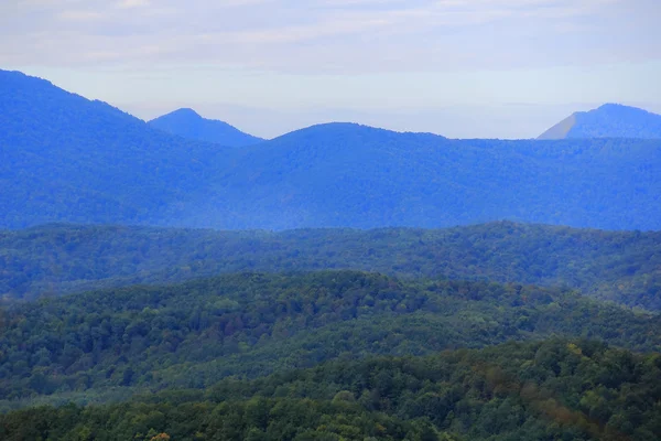 Paesaggio estivo con montagne verdi del Caucaso — Foto Stock