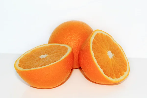 Étvágygerjesztő érett narancs-fehér háttér — Stock Fotó