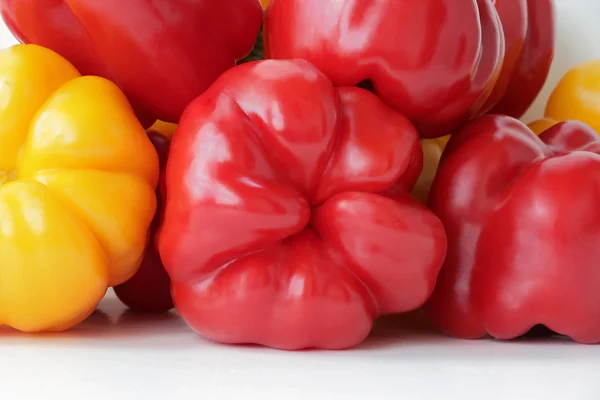 Röda och gula rå paprika — Stockfoto