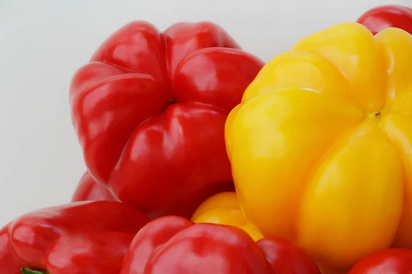 赤と黄色の生の唐辛子 — ストック写真