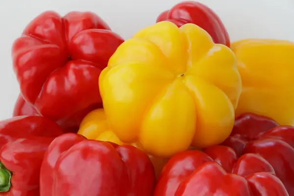 红色和黄色的原料辣椒 — 图库照片