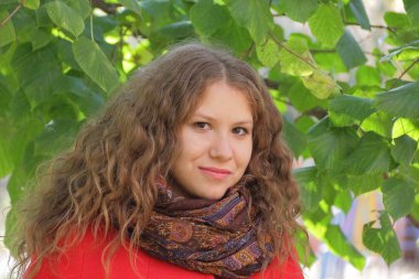 Kırmızı paltolu güzel genç kadın