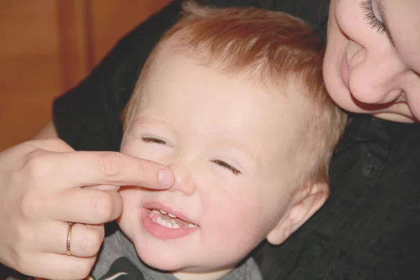 Portret van gelukkigste moeder en baby — Stockfoto