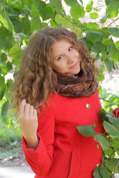 Piękna młoda kobieta w czerwonym płaszczu — Zdjęcie stockowe