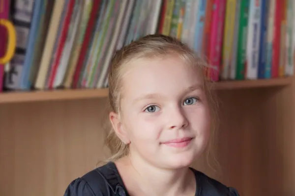 Schöne Mädchen auf Bücher Hintergrund — Stockfoto