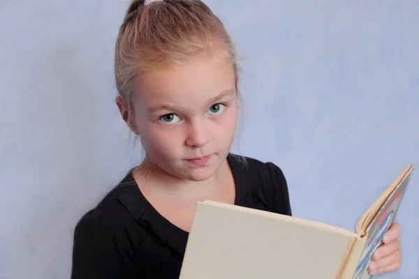 Girl with blond hair reading a book — Stock Photo, Image