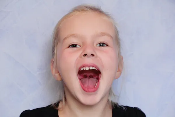 Κορίτσι με χαμόγελο και ανοιχτό το στόμα Φωτογραφία Αρχείου