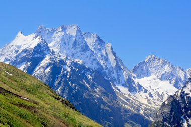 Rockies en la región del Cáucaso en Rusia