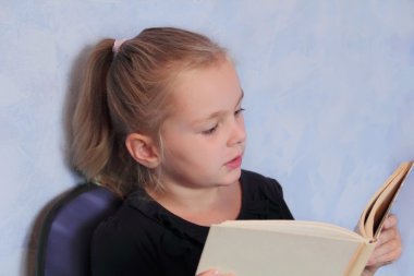 kitap okuma sarı saçlı kız