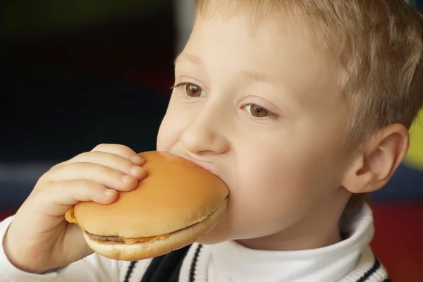 Boy eating hamburger — Stock Photo, Image