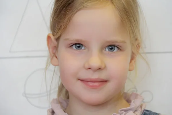 Menina bonita com cabelo loiro e olhos azuis — Fotografia de Stock