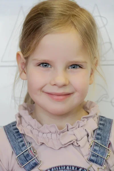 Menina bonita com cabelo loiro e olhos azuis — Fotografia de Stock