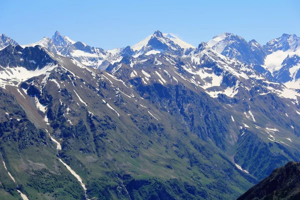 Klippiga bergen i Kaukasus-regionen i Ryssland — Stockfoto