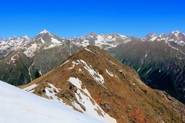Montagne rocciose nella regione del Caucaso in Russia — Foto Stock