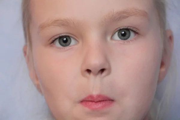 Porträt eines Mädchens mit blauen Augen — Stockfoto