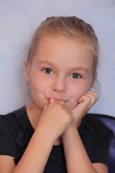Schöne kleine Mädchen essen Süßigkeiten — Stockfoto