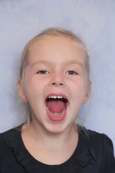 Κορίτσι με χαμόγελο και ανοιχτό το στόμα — Φωτογραφία Αρχείου