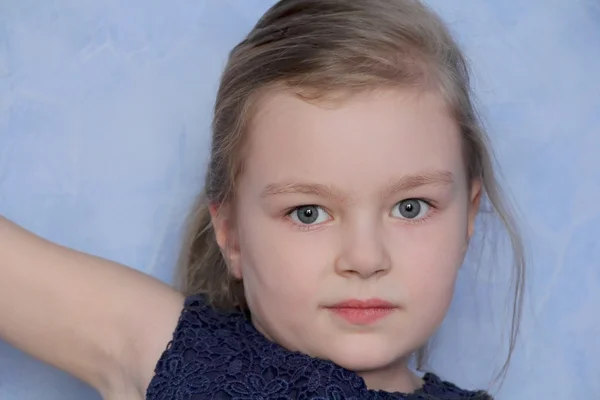 Retrato de menina com olhos azuis — Fotografia de Stock