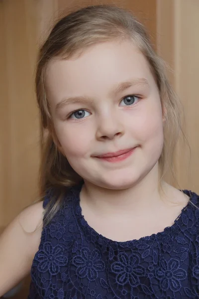 Portret van meisje met blauwe ogen — Stockfoto