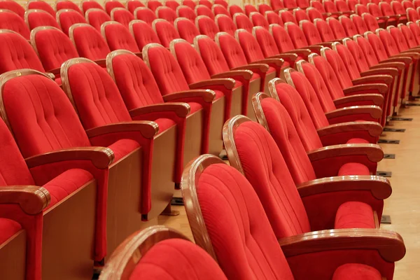 Sullo sfondo di sedie rosse teatrali rosse — Foto Stock