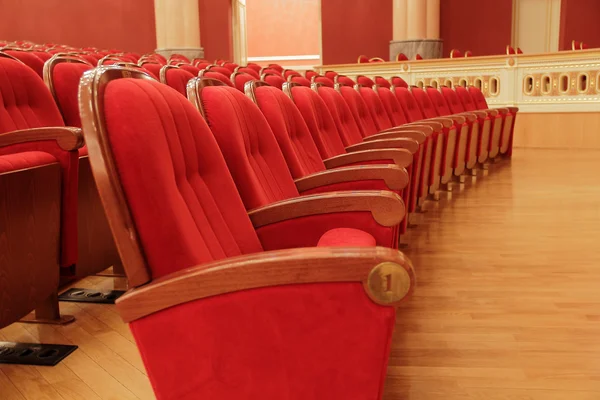 Hintergrund der roten theatralischen Stühle — Stockfoto
