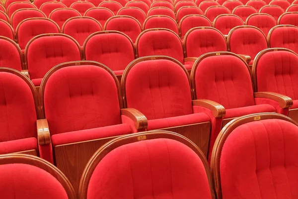 Sullo sfondo di sedie rosse teatrali rosse — Foto Stock