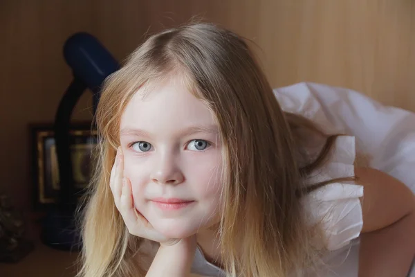 Retrato de menina com olhos azuis — Fotografia de Stock