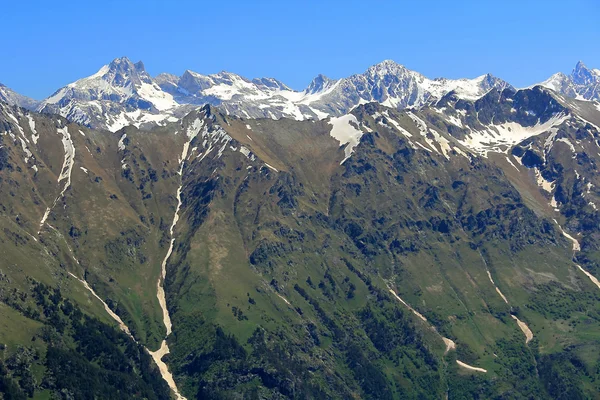 Kaukasus bergen dombai — Stockfoto