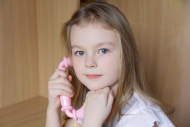 telefon ile kız portresi