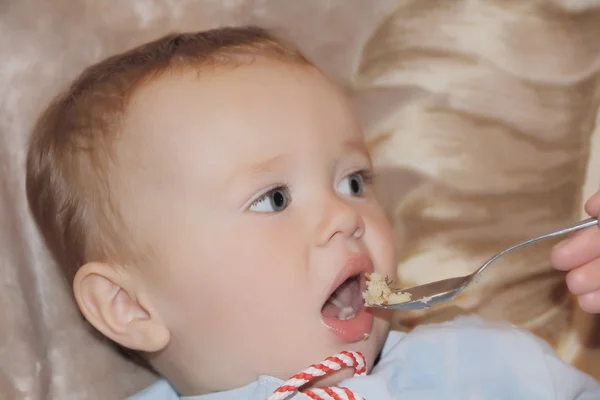 Χαριτωμένο μωρό τρώει 1 έτος — Φωτογραφία Αρχείου