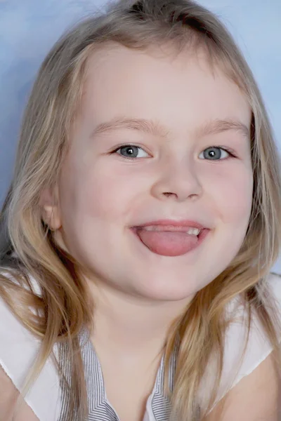 Menina com sorriso e boca aberta — Fotografia de Stock