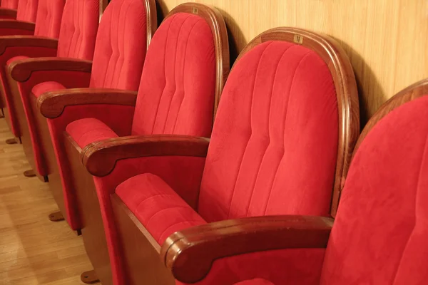 Hintergrund der roten theatralischen Stühle — Stockfoto