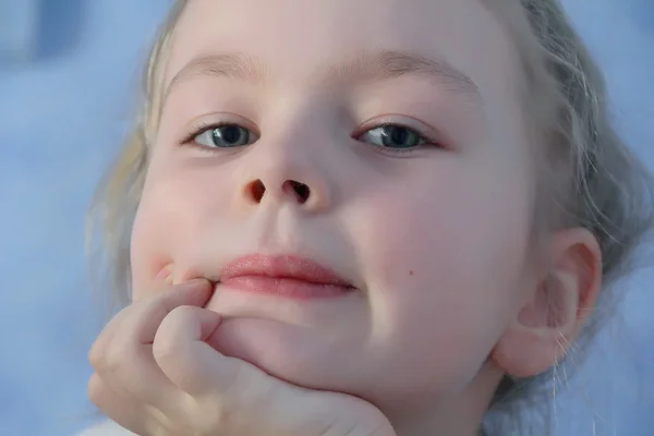 Porträt eines Mädchens mit blauen Augen — Stockfoto