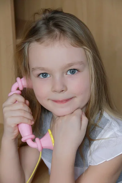 Portret van meisje met roze telefoon — Stockfoto