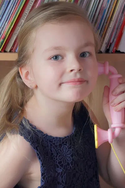 Portret van meisje met roze telefoon — Stockfoto