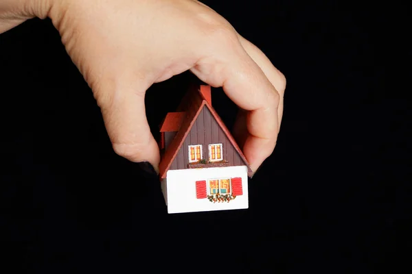Ляльковий будиночок в людської руки — стокове фото