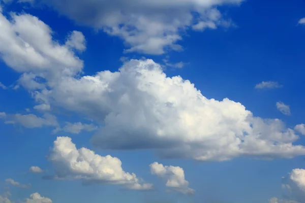 Изображение летнего пушистого неба — стоковое фото