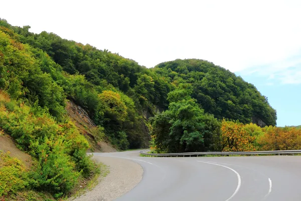 Paisagem de verão com montanhas verdes do Cáucaso — Fotografia de Stock