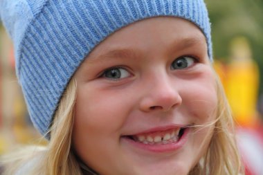 sarışın ve mavi gözlü güzel kız