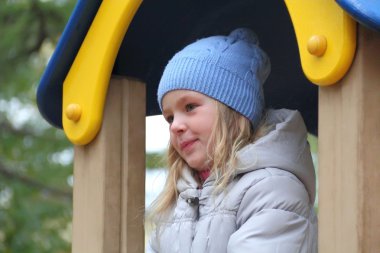 sarışın ve mavi gözlü güzel kız