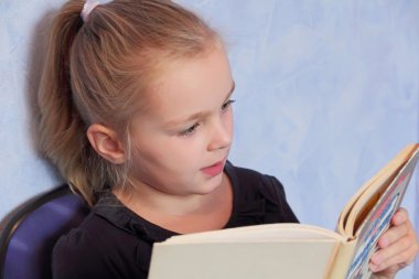 kitap okuma sarı saçlı kız