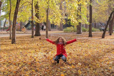 Sonbahar yapraklı genç bir kadın.