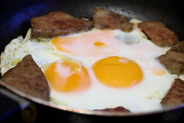 Fried eggs and meat for breakfast — Stock Photo, Image