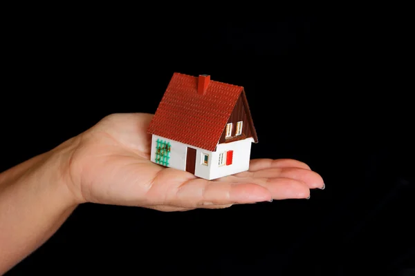 Puppenhaus in Menschenhand — Stockfoto