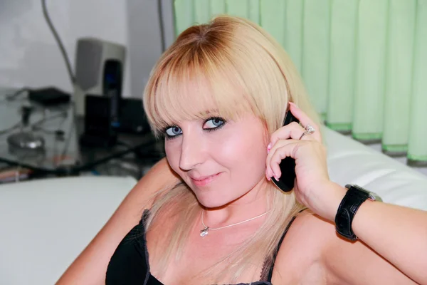 Blond ung tjej prata med mobiltelefon — Stockfoto