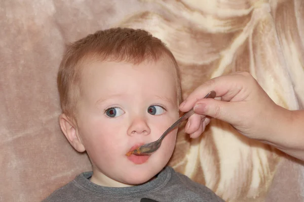 Lindo bebé comiendo 1 año — Foto de Stock