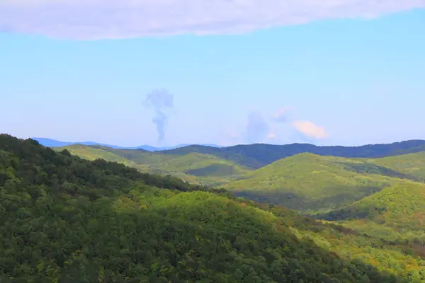 Letní krajina s Kavkaz zelené hory — Stock fotografie