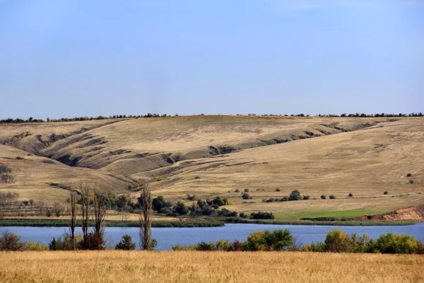 Paisaje de verano con montañas y barranco — Foto de Stock